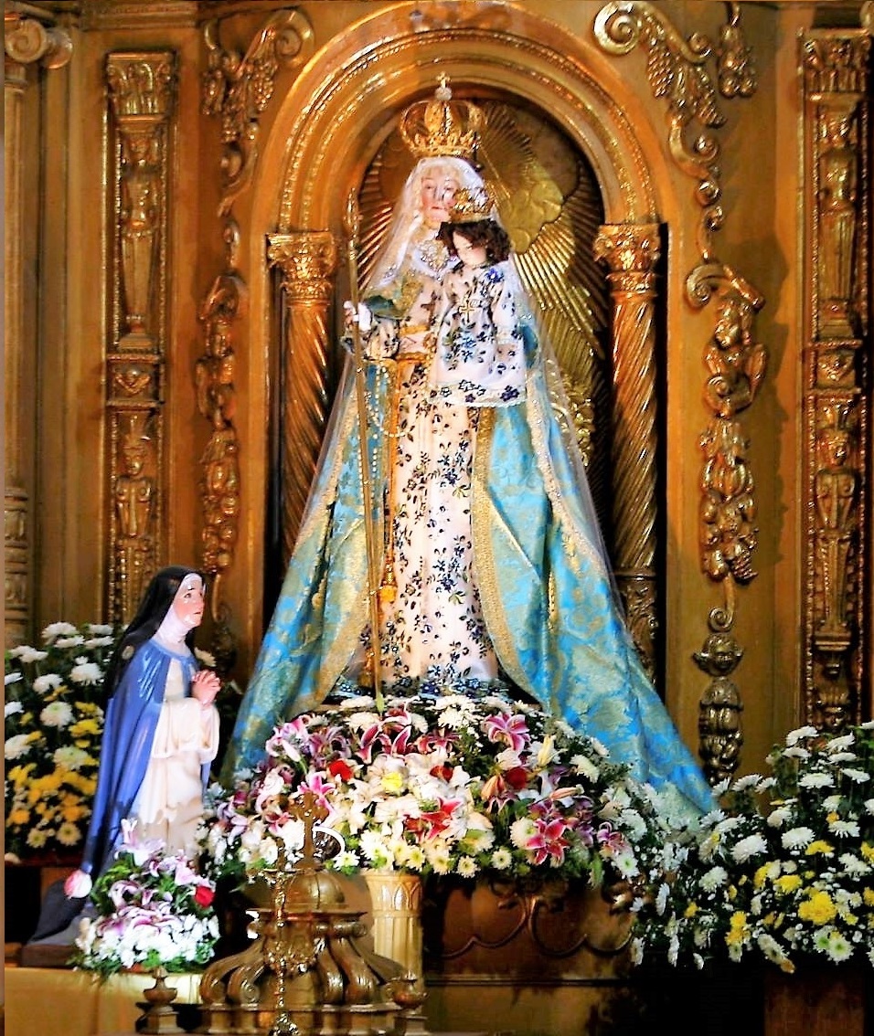 La imagen de Nuestra Señora del Buen Suceso, vestida y coronada, en su camarín